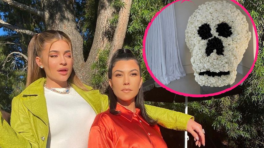Cool? Kylie Jenner schenkt Kourtney einen Schädel aus Blumen