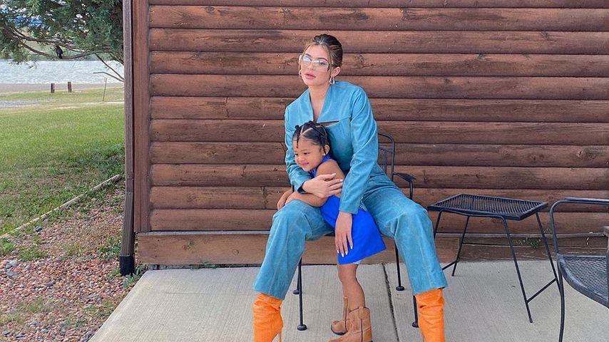 Süßer Twin-Look: Kylie und Stormi setzen beide auf Boots