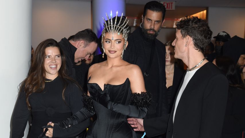 Minischritte: Kylie Jenners Kleid erfordert Hilfe beim Gehen