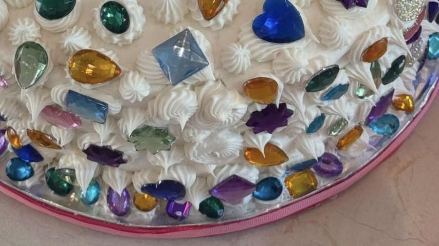 Kylie Jenners mit funkelnden Steinen verzierte Geburtstagstorte