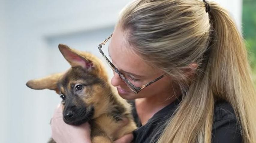 Kylie Kelce mit Hündin Bernadette