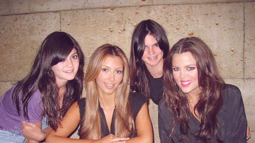 Erkannt? Kim Kardashian teilt altes Pic mit ihren Schwestern