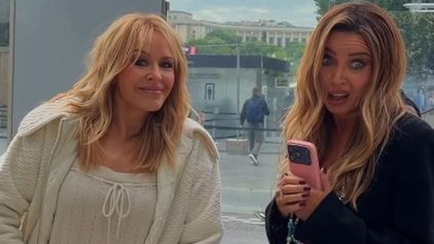 Kylie und Dannii Minogue stellen Foto von 1988 nach