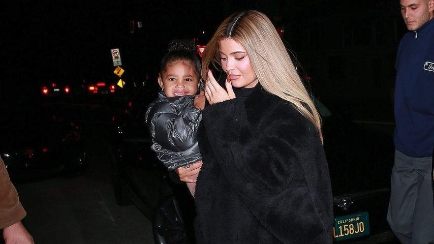 Cheese! Kylie Jenners Tochter Stormi strahlt Fotografen an