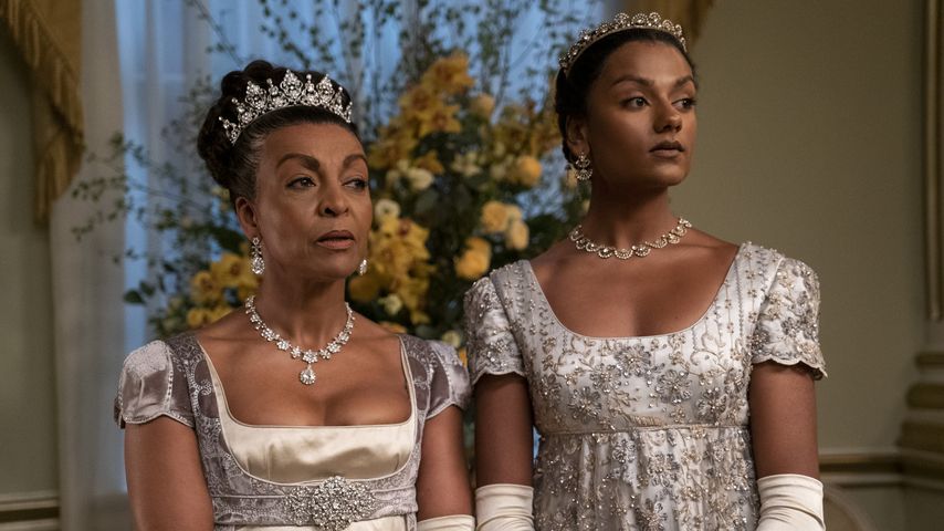 Lady Danbury (Adjoa Andoh) und Kate Sharma (Simone Ashley) in der zweiten "Bridgerton"-Staffel