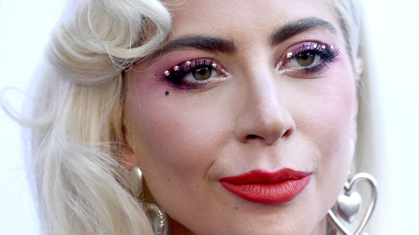 Vor Met Gala: Lady Gaga im Feder-Fummel mit Mini-Tasche!