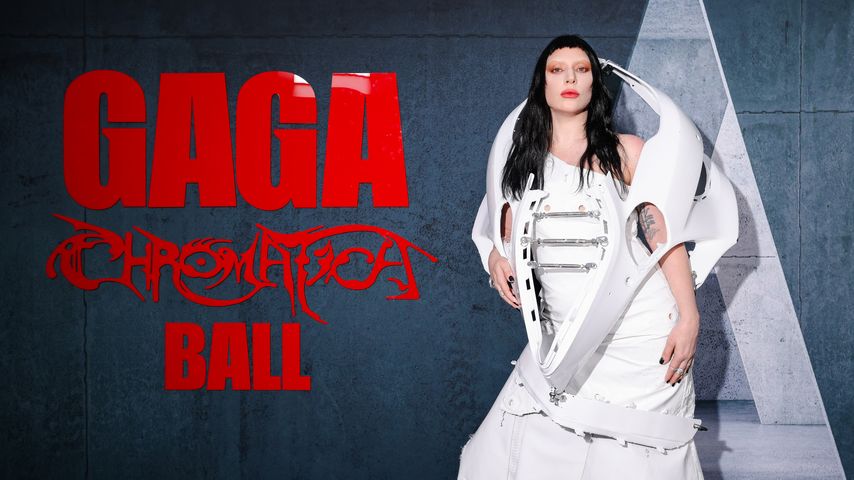 Ein Auto? Lady Gaga erscheint im schrägen Look zur Premiere