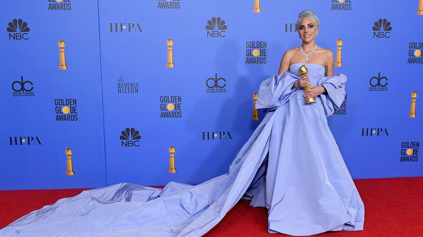 Lady Gaga in einem blauen Kleid bei den Golden Globe Awards in Beverly Hills, 2019