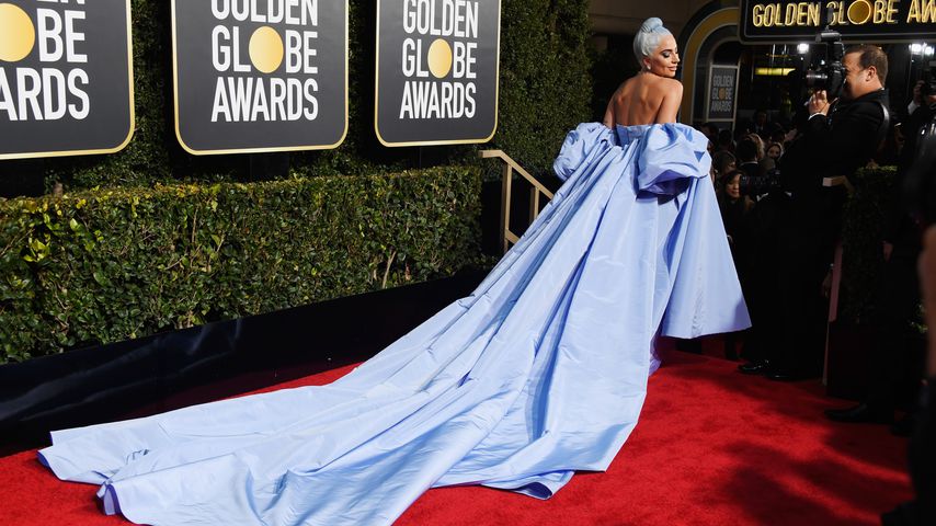 Lady Gaga in einem blauen Kleid bei den Golden Globe Awards in Beverly Hills, 2019