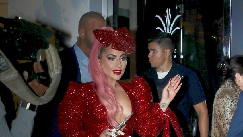 Lady Gaga in einem roten Kleid und mit XXL-Nägel im Dezember 2019