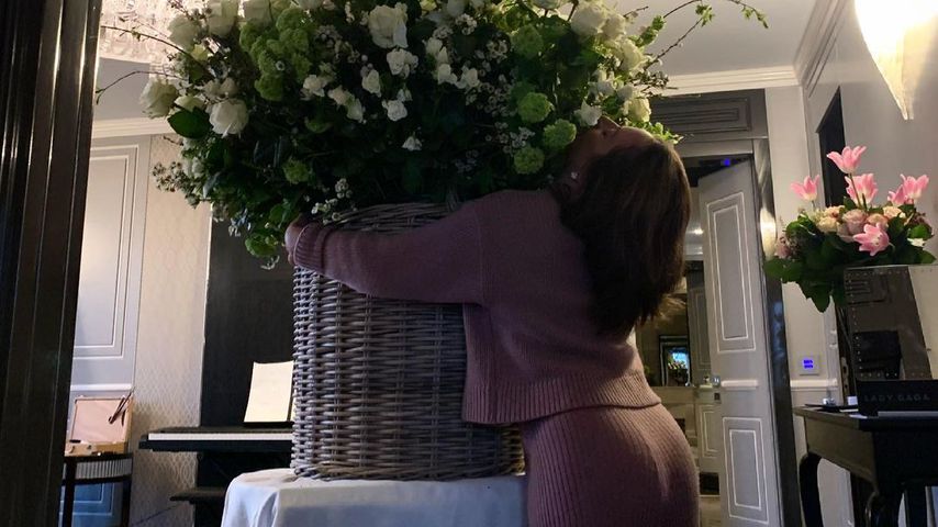 Freund schenkt Lady Gaga XXL-Blumenstrauß zum Geburtstag!
