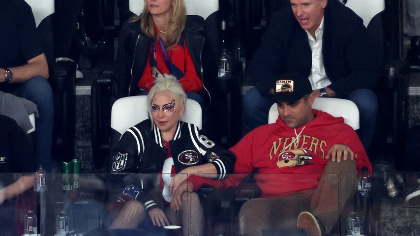Lady Gaga und Michael Polanksy beim Super Bowl im Allegiant Stadium.