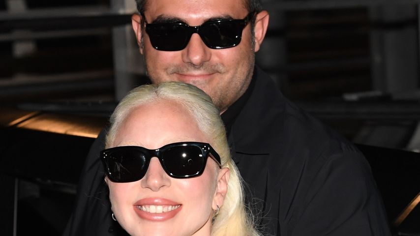 So stolz präsentiert Lady Gaga ihren riesigen Verlobungsring