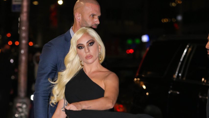 Windiges New York: Hier blitzt Lady Gagas Schlüpfer hervor