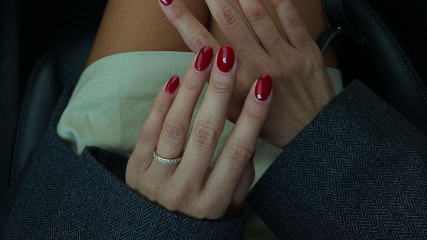 Laila Hasanovics Hand mit Ring