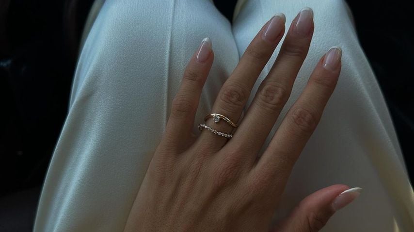Laila Hasanovic zeigt ihren Schmuck via Instagram im November 2024
