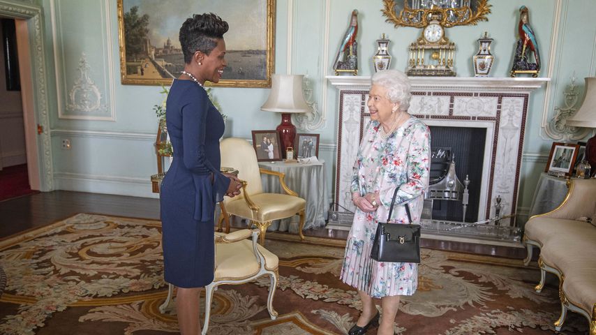 Lakisha Grant und Queen Elizabeth II. im königlichen Audienzzimmer, im Oktober 2019