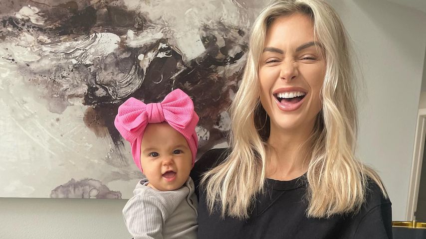 Lala Kent posiert mit ihrem Baby