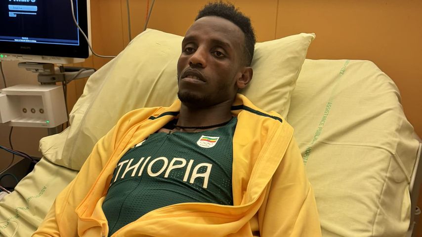 Lamecha Girma nach seinem Sturz bei den Olympischen Spielen, August 2024
