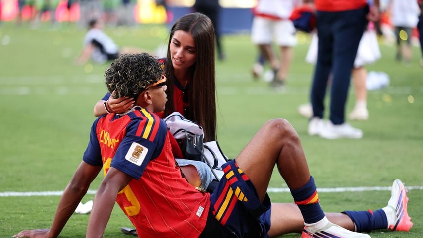 Lamine Yamal mit Inés García nach dem WM-Finale 2026 in East Rutherford