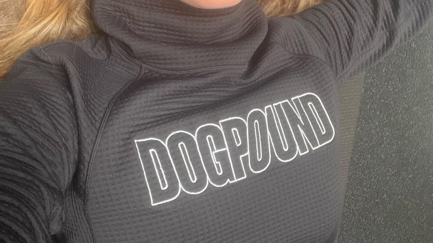 Lana Del Rey im Dogpound-Sweatshirt