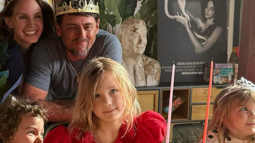 Lana Del Rey, Jeremy Dufrene und seine 3 Kinder posieren mit einem Alligator-Kuchen