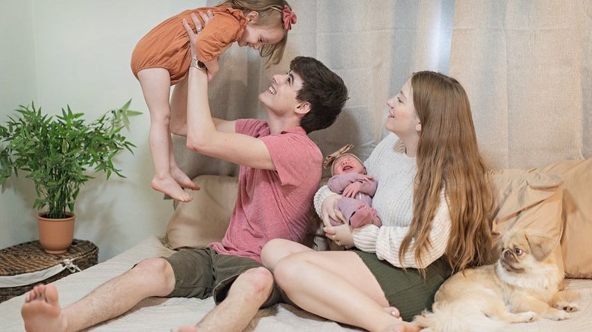 Landon und Camryn Clifford mit ihren Töchtern Collette und Delilah