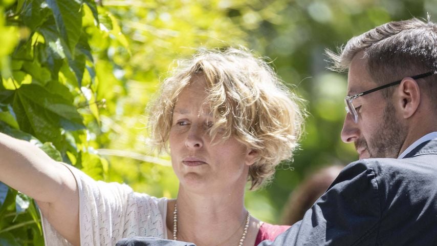 Bunter Sarg: Lara Joy Körners Sohn Remo (†19) wurde beerdigt
