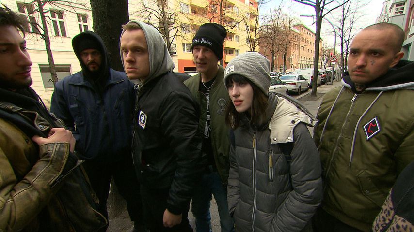 Lara und die rechtsradikale Gruppe bei "Berlin - Tag & Nacht"