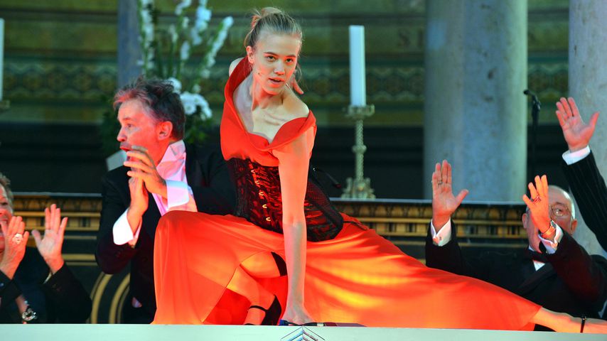 Larissa Marolt bei einer Probe von "Jedermann"