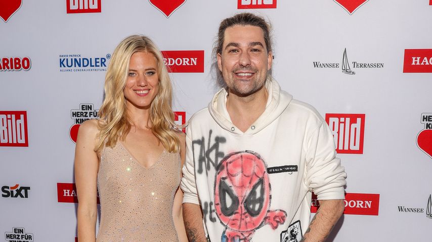 Larissa Marolt überrascht im Nacktkleid neben David Garrett