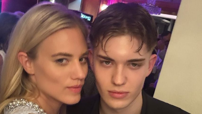 Attraktive Begleitung: Larissa Marolt posiert mit Bruder