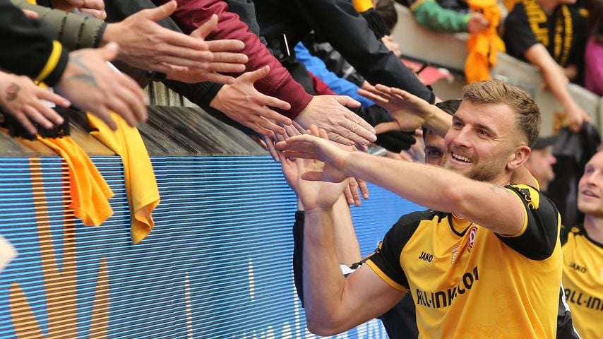 Lars Bünning feiert mit den Dynamo-Fans nach dem 3.-Liga-Spiel gegen SpVgg Unterhaching im Rudolf-Harbig-Stadion, Mai 2025