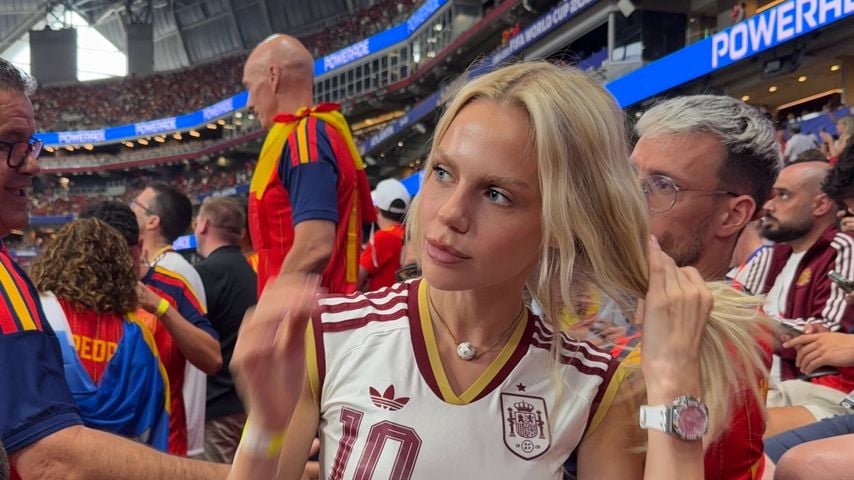 Fans feiern es: Laura Abla feuert Dani Olmo bei WM-Spiel an