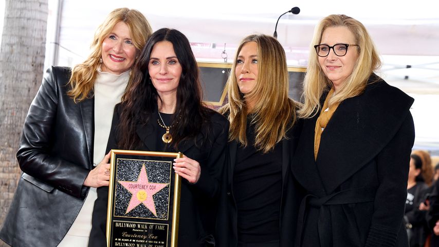 Laura Dern, Courteney Cox, Jennifer Aniston und Lisa Kudrow am Walk of Fame im Februar 2023
