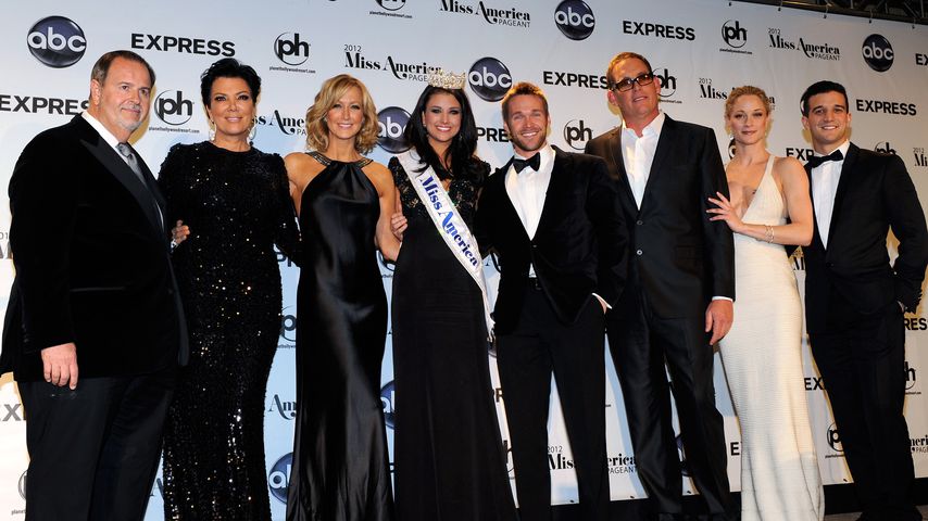 Laura Kaeppeler (4.v.l.) mit Mike Fleiss (3.v.r.) bei der Wahl zur Miss America 2012