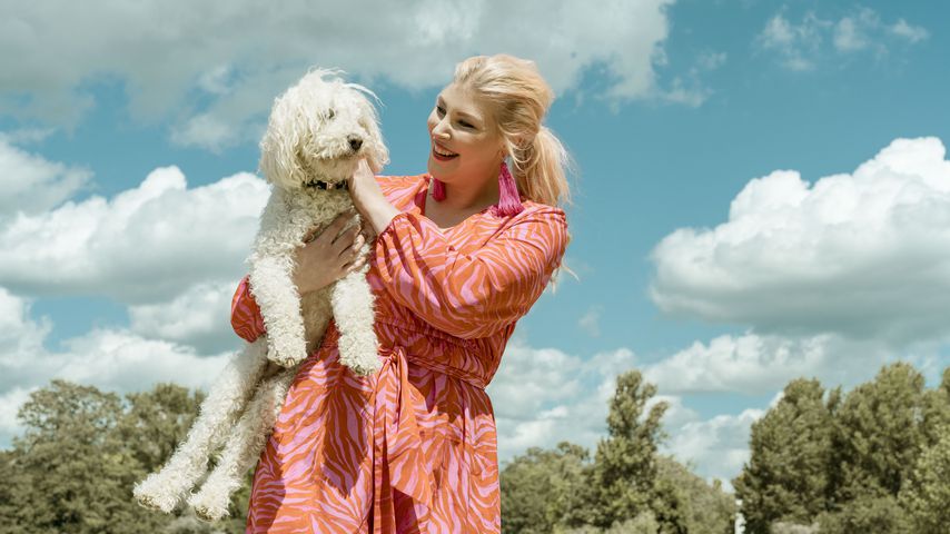 "Berlin - Tag & Nacht"-Darstellerin Laura Maack mit ihrem Hund Mucki
