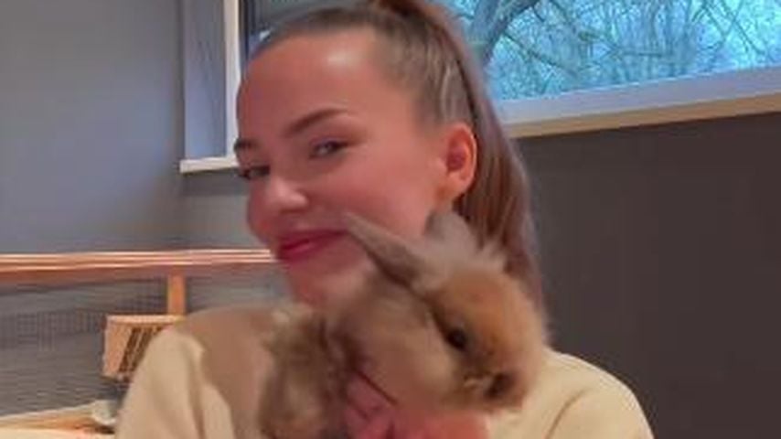 Laura Maria Rypa mit ihrem Kaninchen