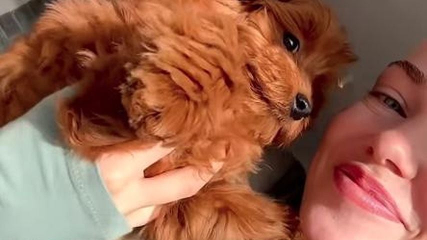 Laura Maria Rypa mit ihrem neuen Hund, November 2025.