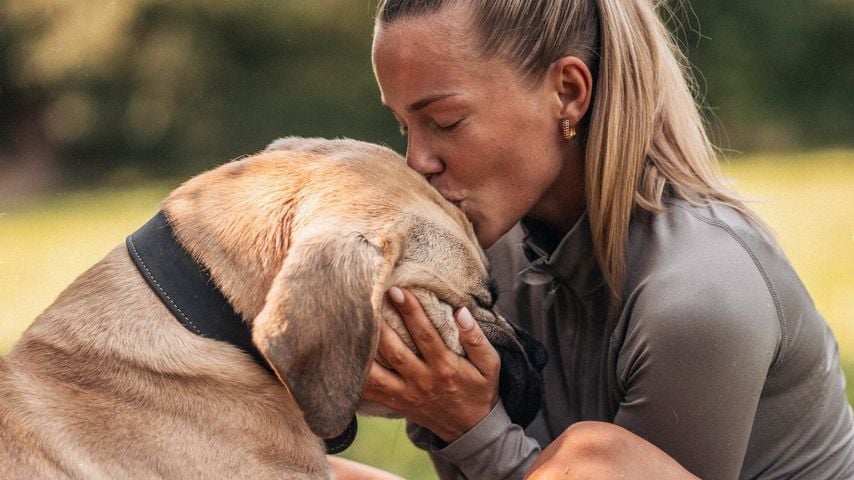 Laura Maria Rypa und ihr Hund, August 2025