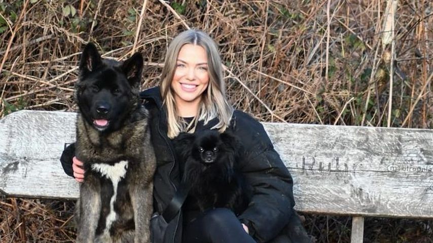Laura Maria Rypa mit ihren zwei Hunden, 2021