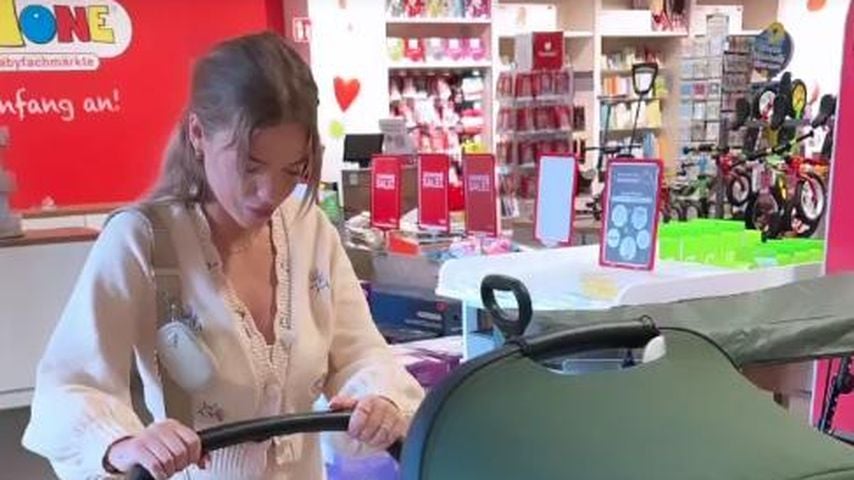 Laura Maria Rypa mit einem Kinderwagen