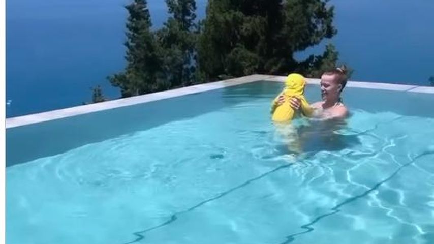 So süß planschen Laura Maria Rypa und Baby Leano im Pool