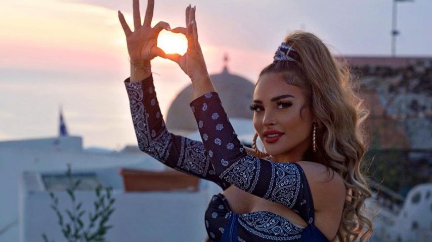 Laura Morante im Urlaub auf Santorini