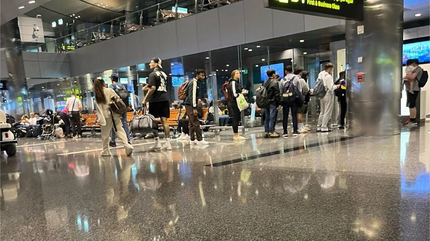Laura Morante und Nikola Glumac am Flughafen von Ka­tar