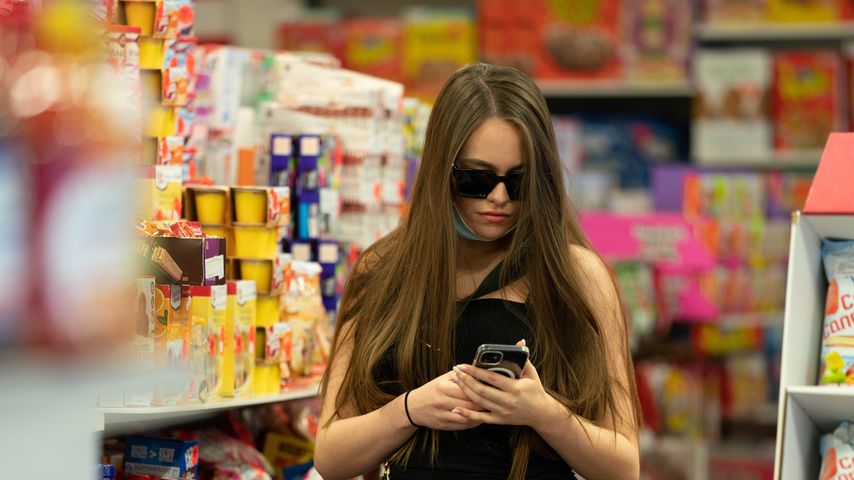 Verkleidete Nina Reh im Supermarkt