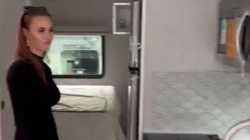 Laura Müller in einem Wohnmobil
