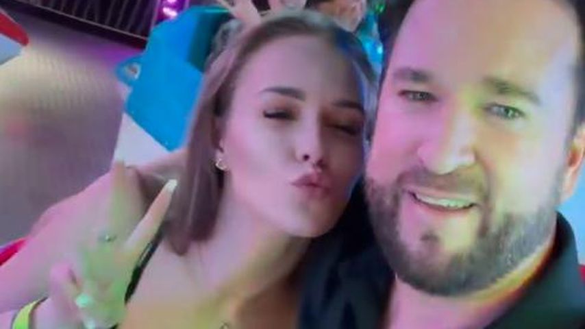 Michael Wendler und Laura amüsieren sich auf dem Rummel