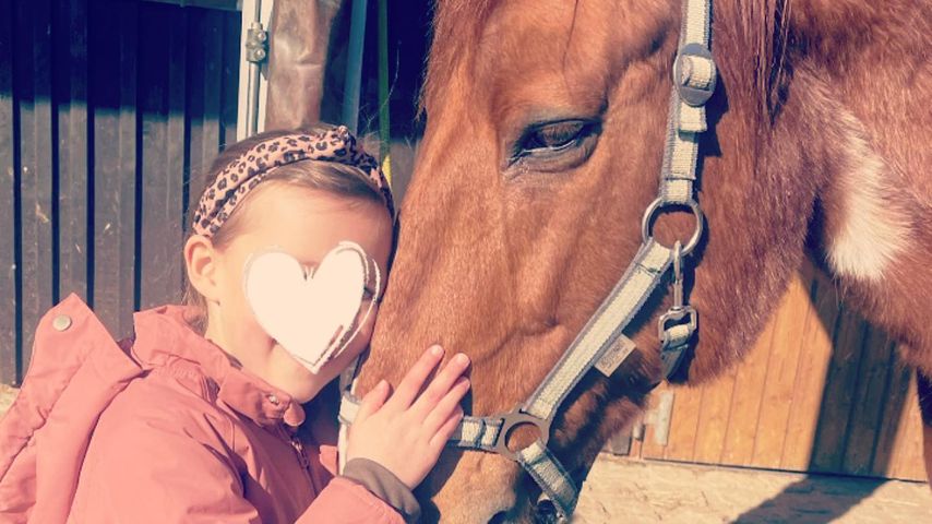 Laura Osswalds Tochter mit einem Pferd im April 2023