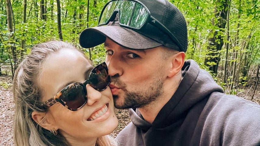 Laura Papendick und Alex Hindersmann mit ihrem Sohn, Juli 2023